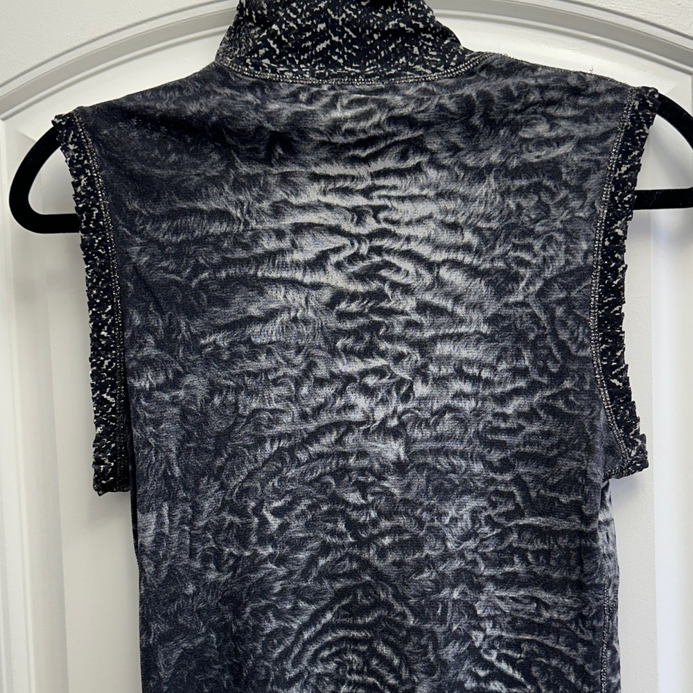 Fuzzi Elegant Black Sleeveless Top - Picture 5 of 5